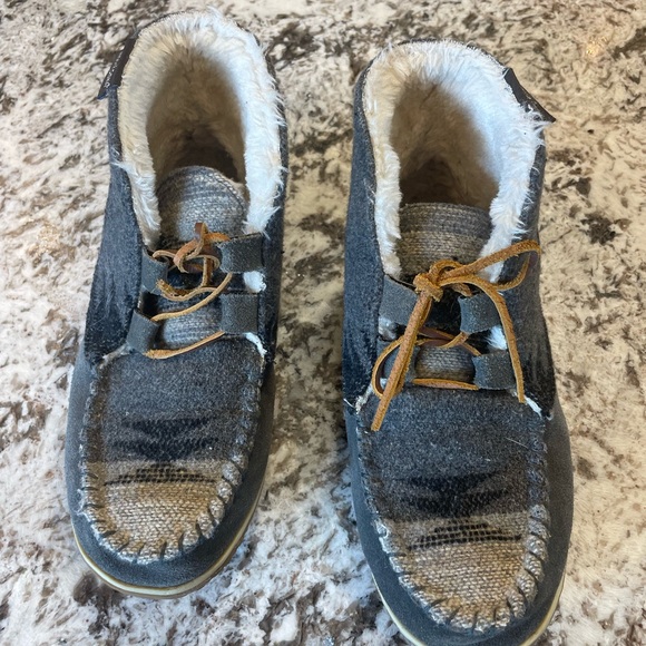 Minnetonka Shoes - Minnetonka Gray and Cream Fur-Lined Boots
